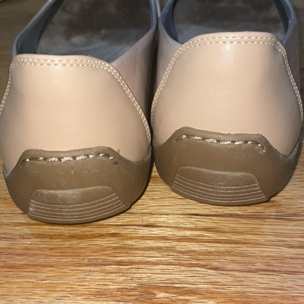 NEW ARRAY Women's Cascade Two-Tone Comfort Flat with Rubber Sole 10